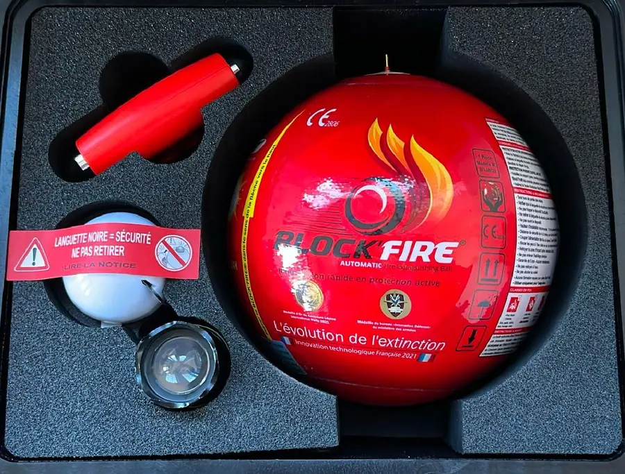 Coffret véhicule Block'Fire ouvert : boule extinctrice, coupe-ceinture, brise-glace et lampe torche